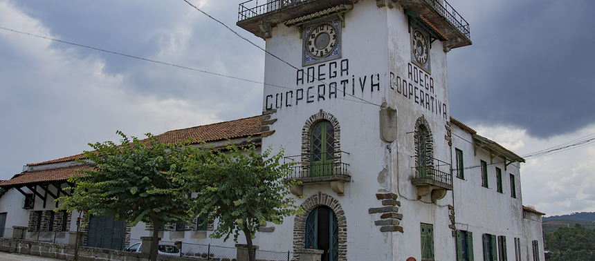fotografia da fachada principal da adega cooperativa de armamar