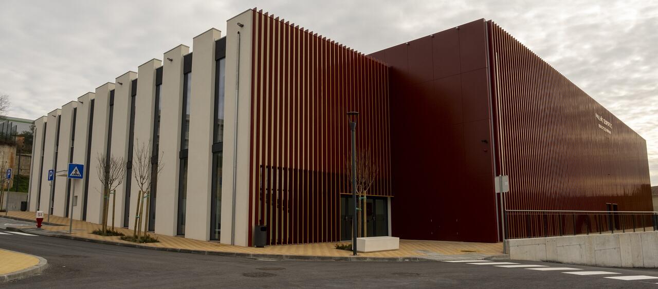 fotografia do pavilh&atilde;o desportivo de armamar