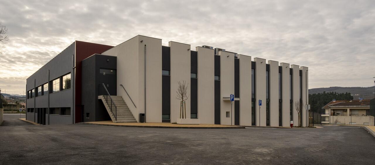 fotografia do pavilh&atilde;o desportivo de armamar